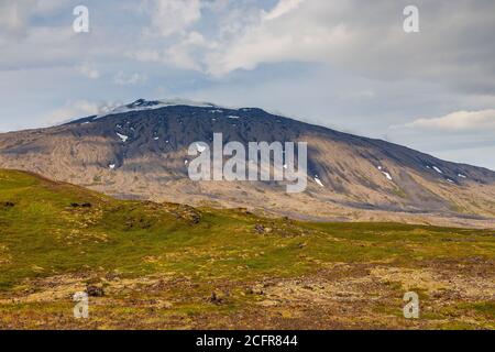 Vue sur la côte de la baie de Grundafjordur sur la péninsule de Snaefellsnes. La montagne autour. Ouest de l'Islande. Banque D'Images