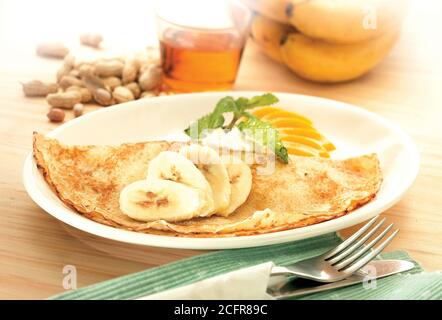 Crêpe à crêpes avec beurre de banane et d'arachide Banque D'Images