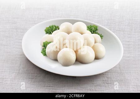 En-cas traditionnels asiatiques boules de poisson sur l'assiette Banque D'Images