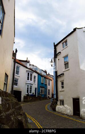 Bas de la vide High Street dans le village de pêcheurs traditionnel de Staithes, North York Moors National Park, North Yorkshire, Angleterre, Royaume-Uni Banque D'Images