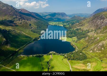 Vue aérienne d'un beau lac dans une vallée étroite Entouré de hautes montagnes (Buttermere) Banque D'Images