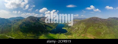 Vue panoramique aérienne d'un beau lac et d'une vallée étroite (Buttermere, Lake District, Angleterre) Banque D'Images