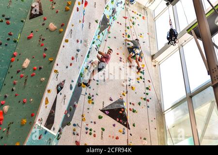 Lyon (centre-est de la France): Centre commercial "Confluence", espace Azium. Grimpeurs dans la salle de gym d'escalade avec le plus haut Wal d'escalade intérieur Banque D'Images