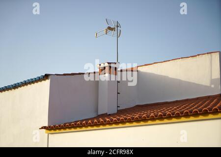 Photo à angle bas du toit d'une maison avec une antenne Banque D'Images