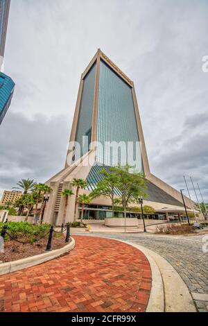 JACKSONVILLE, FL - 8 AVRIL 2018 : gratte-ciel de la ville depuis Independent Drive par une journée nuageux. Banque D'Images