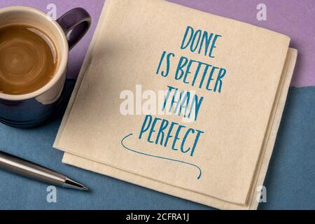 fait est mieux que parfait - l'écriture inspirante sur une serviette avec une tasse de café, affaires, productivité et concept de développement personnel Banque D'Images