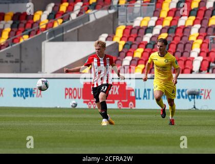 Brentford Community Stadium, Londres, Royaume-Uni. 6 septembre 2020. Coupe de la Ligue de football anglaise, Carabao Cup, football, Brentford FC contre Wycombe Wanderers; Jan Zambureau de Brentford croisant le ballon avec Dominic Pape de Wycombe Wanderers regardant sur le crédit: Action plus Sports/Alay Live News Banque D'Images