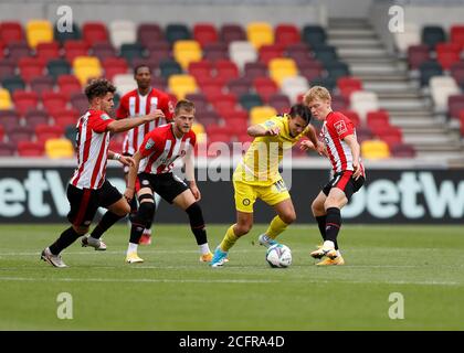 Brentford Community Stadium, Londres, Royaume-Uni. 6 septembre 2020. Coupe de football anglais, coupe Carabao, football, Brentford FC contre Wycombe Wanderers; Matthew Bloomfield de Wycombe Wanderers défié par Emiliano Marcondes et Jan Zambureau de Brentford crédit: Action plus Sports/Alay Live News Banque D'Images