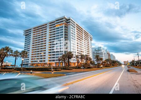 Les bâtiments de Boca Raton le long de la Florida State Road au coucher du soleil, États-Unis Banque D'Images