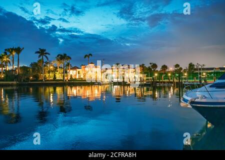 Bâtiments de Boca Raton le long du lac Boca Raton au coucher du soleil, en Floride. Banque D'Images