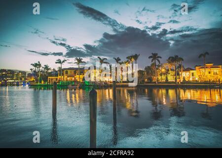Bâtiments de Boca Raton le long du lac Boca Raton au coucher du soleil, Floride - Etats-Unis Banque D'Images