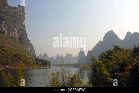 Une jolie scène le long de la rivière Li entre Guilin et Yangshuo dans la province de Guangxi, en Chine. Banque D'Images