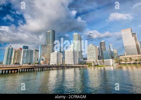 Miami Skyline de Brickell Key un matin ensoleillé, Floride, États-Unis. Banque D'Images