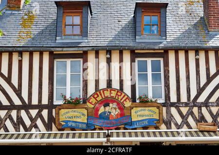 Enseigne en bois à l'épicerie française sur une façade à colombages Banque D'Images