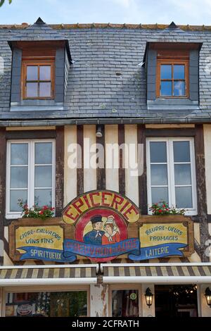 Enseigne en bois à l'épicerie française sur une façade à colombages Banque D'Images