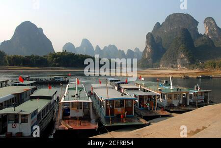 Bateaux amarrés sur la rivière Li à Xingping près de Yangshuo dans la province de Guangxi, en Chine. Banque D'Images