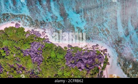 Anse Source argent, la Digue. Vue aérienne vers le bas de la côte tropicale et des rochers en granit. Banque D'Images