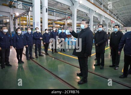 Pékin, province chinoise de Zhejiang. 29 mars 2020. Xi Jinping visite un parc industriel qui produit des pièces automobiles haut de gamme et des moules à Ningbo, dans la province de Zhejiang en Chine orientale, le 29 mars 2020. Xi a inspecté la province de Zhejiang du 29 mars au 1er avril. POUR ALLER AVEC 'Xi Focus: Chronique du leadership de Xi dans la guerre de la Chine contre le coronavirus' Credit: Yan Yan/Xinhua/Alay Live News Banque D'Images