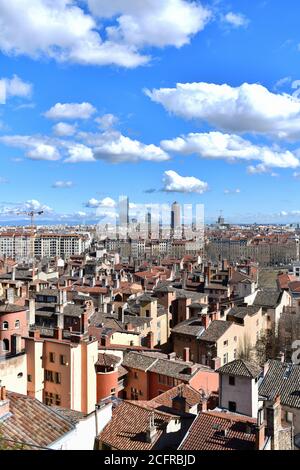 Lyon (centre-est de la France) : vue d'ensemble de la ville depuis la colline de Fourvière. En premier plan, le quartier de Saint-Jean. En arrière-plan, skyscra Banque D'Images