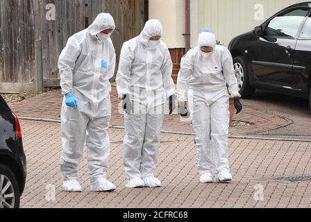 Les policiers effectuent une recherche sur Friends Walk, Kesgrave, Suffolk, où un étudiant de 15 ans de l'école secondaire de Kesgrave a été abattu juste après 8h40 ce matin. La police de Suffolk a arrêté un adolescent à la suite de l'incident. Banque D'Images