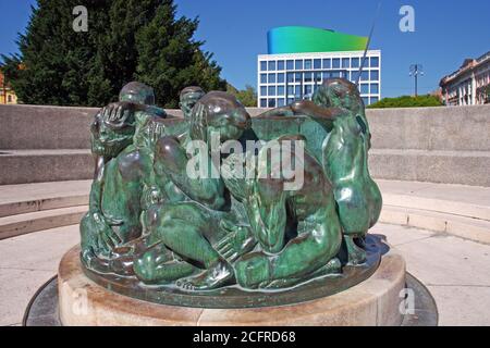 ZAGREB, CROATIE – 28 JUILLET 2020 : sculpture du puits de vie et nouveau bâtiment de l'Académie de musique, Université de Zagreb, Croatie Banque D'Images