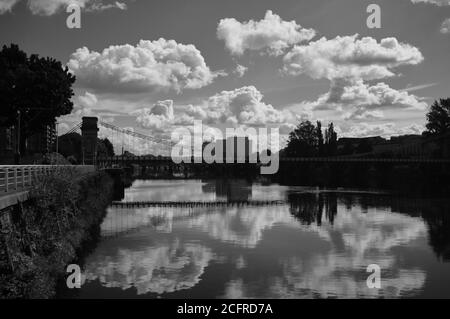 Réflexions de la rivière Clyde en noir et blanc, 2020. Glasgow, Écosse Banque D'Images