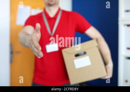 Un messager masculin en uniforme tenant une parcelle de gros plan Banque D'Images