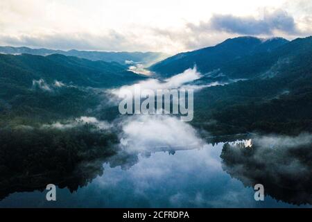 Haikou. 4 septembre 2020. La photo aérienne prise le 4 septembre 2020 montre le paysage de la réserve naturelle de Jianfengling au parc national de la forêt tropicale de Hainan, dans la province de Hainan, au sud de la Chine. Situé dans le terrain montagneux central de Hainan, le parc couvre une superficie de plus de 4,400 kilomètres carrés et comprend cinq réserves naturelles au niveau de l'État et quatre réserves naturelles au niveau provincial. Credit: Pu Xiaoxu/Xinhua/Alay Live News Banque D'Images