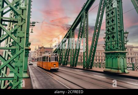 Tramway historique sur le pont de la liberté à Budapest, Hongrie. Ville au coucher du soleil Banque D'Images