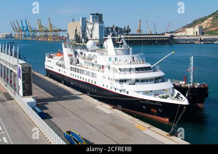 Bateau de croisière Silver Explorer de la compagnie Silversea Cruises amarré dans le port de barcelone ravitaillement. 9 septembre 2020. Banque D'Images