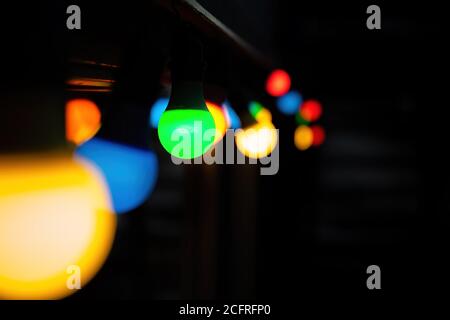 Des ampoules colorées bokeh arrière-plan avec espace pour le texte. Guirlande lumineuse festive verte, jaune, bleue et rouge, idéale pour les fêtes ou les fêtes de Noël Banque D'Images