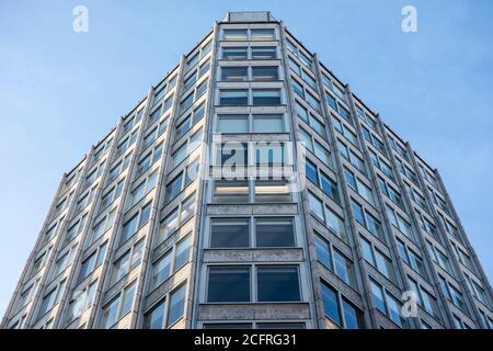 Vue sur la tour principale à l'angle sud-est, avec le soleil à l'altitude sud. The Economist Building, Londres, Royaume-Uni. Architecte: Aliso Banque D'Images