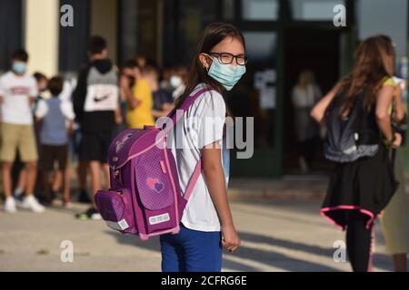 (200907) -- SIBENIK, 7 septembre 2020 (Xinhua) -- UNE fille est vue dans une école le premier jour de la nouvelle année scolaire à Sibenik, Croatie, 7 septembre 2020. L'enseignement scolaire en Croatie a été interrompu depuis la mi-mars en raison de l'épidémie de COVID-19. Malgré la récente résurgence de l'épidémie, le gouvernement croate a ordonné l'ouverture de toutes les écoles le 7 septembre 2020. (Hrvoje Jelavic/Pixsell via Xinhua) Banque D'Images