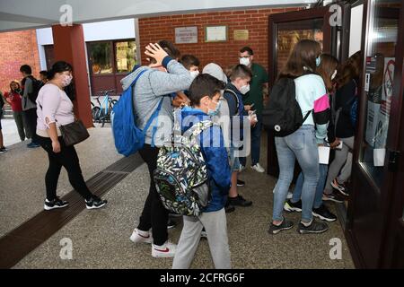 (200907) -- BJELOVAR, 7 septembre 2020 (Xinhua) -- les élèves entrent dans un bâtiment scolaire le premier jour de la nouvelle année scolaire à Bjelovar, Croatie, 7 septembre 2020. L'enseignement scolaire en Croatie a été interrompu depuis la mi-mars en raison de l'épidémie de COVID-19. Malgré la récente résurgence de l'épidémie, le gouvernement croate a ordonné l'ouverture de toutes les écoles le 7 septembre 2020. (Damir Spehar/Pixsell via Xinhua) Banque D'Images