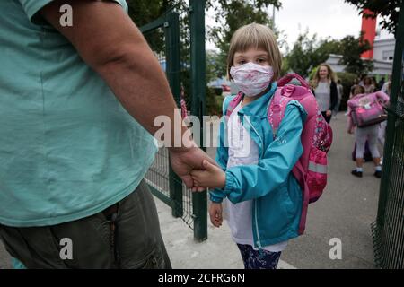 (200907) -- ZAGREB, le 7 septembre 2020 (Xinhua) -- UNE fille entre à l'école le premier jour de la nouvelle année scolaire à Zagreb, capitale de la Croatie, le 7 septembre 2020. L'enseignement scolaire en Croatie a été interrompu depuis la mi-mars en raison de l'épidémie de COVID-19. Malgré la récente résurgence de l'épidémie, le gouvernement croate a ordonné l'ouverture de toutes les écoles le 7 septembre 2020. (Emica Elvedji/Pixsell via Xinhua) Banque D'Images