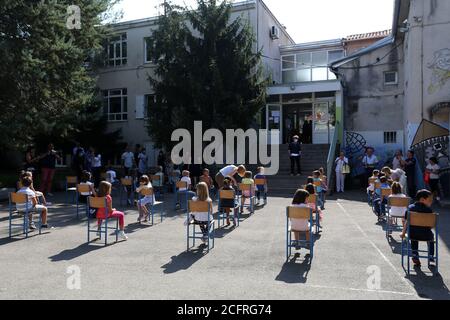 (200907) -- RIJEKA, le 7 septembre 2020 (Xinhua) -- les élèves fréquentent une école le premier jour de la nouvelle année scolaire à Rijeka, en Croatie, le 7 septembre 2020. L'enseignement scolaire en Croatie a été interrompu depuis la mi-mars en raison de l'épidémie de COVID-19. Malgré la récente résurgence de l'épidémie, le gouvernement croate a ordonné l'ouverture de toutes les écoles le 7 septembre 2020. (Goran Kovacic/Pixsell via Xinhua) Banque D'Images