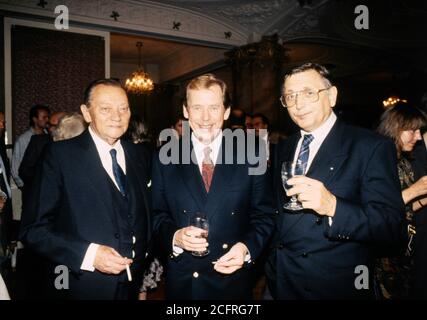 ***PHOTO*** (R-L) le réalisateur tchèque Jiri Menzel, le président tchécoslovaque Vaclav Havel et l'acteur tchèque Rudolf Hrusinky à Prague, République tchèque, sept Banque D'Images