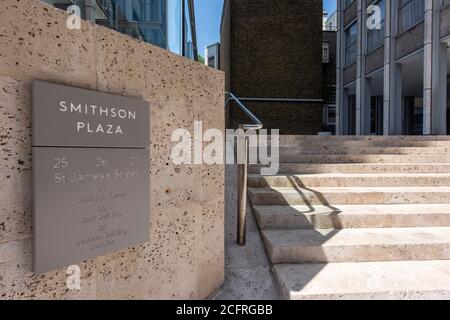 Des marches rénovées sur la rue Bury mènent à la place renommée, le Smithson. The Economist Building, Londres, Royaume-Uni. Architecte : Alison & Peter Banque D'Images