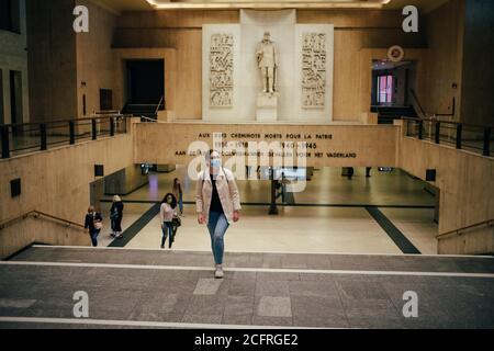 (200907) -- BRUXELLES, le 7 septembre 2020 (Xinhua) -- UNE femme portant un masque facial est vue à la gare centrale de Brussles à Bruxelles, Belgique, le 7 septembre 2020. (Xinhua/Zhang Cheng) Banque D'Images