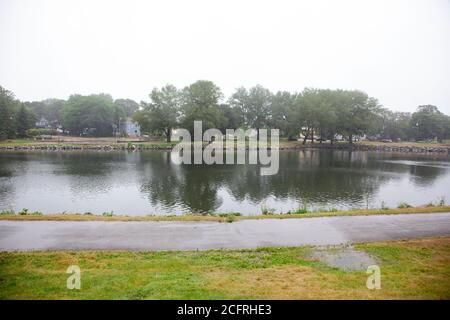 18 août 2020- Sydney, Nouvelle-Écosse, Canada : vue sur l'étang du parc municipal de Wentworth par une journée sombre Banque D'Images