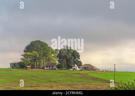 Petite propriété rurale. Paysage rural. Propriété rustique pour la pratique de l'agriculture et de l'élevage. Sud du Brésil. Champs de la Pa latino-américaine Banque D'Images