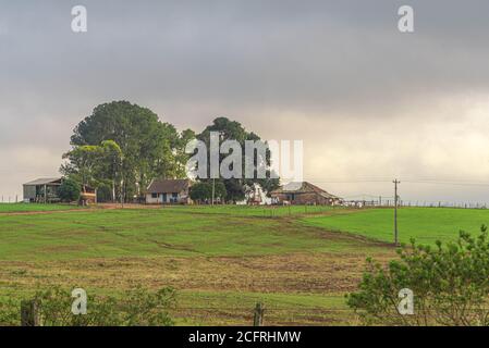 Petite propriété rurale. Paysage rural. Propriété rustique pour la pratique de l'agriculture et de l'élevage. Sud du Brésil. Champs de la Pa latino-américaine Banque D'Images