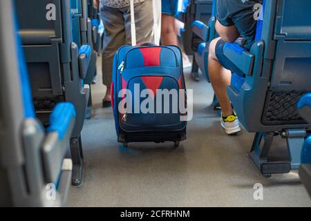 Une femme porte une valise à bagages à main dans la cabine de train. Concept de voyage Banque D'Images