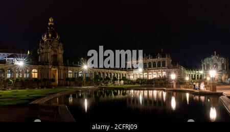 Dresde, Saxe / Allemagne - 3 septembre 2020 : vue panoramique de la cour intérieure du bâtiment historique de Zwinger à Dresde après la tombée de la nuit Banque D'Images