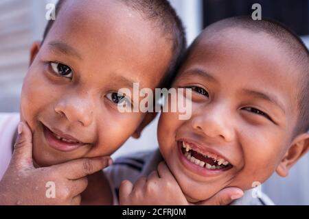 Kota Kinabalu / Malaisie - 13 janvier 2019 : Portrait d'un jeune garçon sur un passage en bois dans le village flottant de Kampung Tanjung Aru Lama Banque D'Images