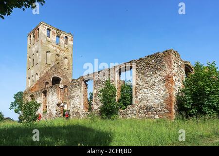 Ruines de l'Église prussienne, Église de pierre à Yoneykishken, Russie, région de Kaliningrad, district de Slavsky, village de Timiryazevo, 12 juin 2020 Banque D'Images