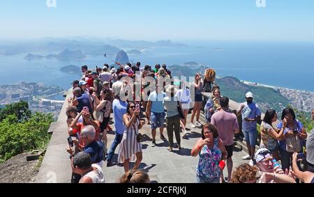 Montagne de Sugarloaf, Rio de Janeiro, Brésil 2019. Beaucoup de touristes se faufilent pour voir la vue de Corcavado qui surplombe la montagne de sugarloaf. Il s'agit d'un Banque D'Images