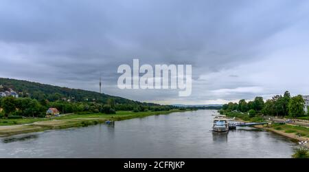 Dresde, Saxe / Allemagne - 3 septembre 2020 : le bateau décharge les passagers près de Dresde sur l'Elbe Banque D'Images