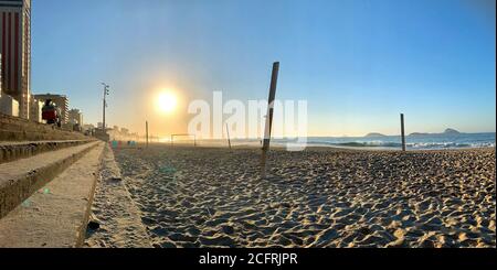 Vue panoramique sur la plage de Leblon, Rio de Janeiro pris en début de matinée avec très peu de personnes sur la plage et le soleil scintillant Banque D'Images