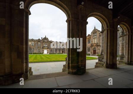 St Andrews, Écosse, Royaume-Uni. 7 septembre 2020. La semaine des jeunes commence à l'Université de St Andrews à Fife. Cette semaine, des étudiants étrangers et domestiques arrivent dans la ville. De nombreux étudiants sont accompagnés de leurs parents et exploraient l'ancien campus universitaire et les principales attractions de la ville. Photo : vue générale du Quad de St Salvator. Iain Masterton/Alay Live News Banque D'Images